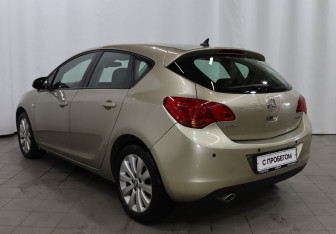 Подержанный автомобиль Opel Astra Hatchback 2011 года (6 фото)