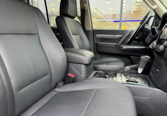 Подержанный автомобиль Mitsubishi Pajero 2014 года (10 фото)