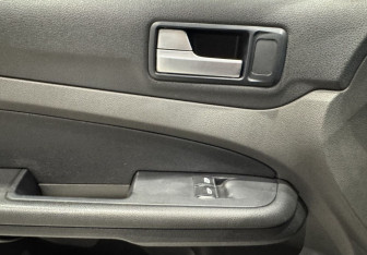 Подержанный автомобиль Ford Focus Sedan 2006 года (16 фото)