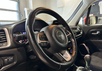 Подержанный автомобиль Jeep Renegade 2018 года (12 фото)