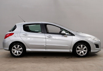 Подержанный автомобиль Peugeot 308 Hatchback 2012 года (8 фото)