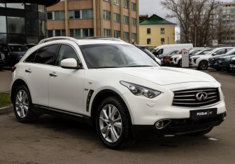 Подержанный автомобиль Infiniti QX70 2016 года (2 фото)