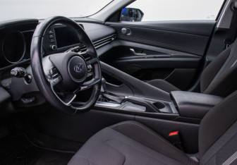 Подержанный автомобиль Hyundai Elantra Sedan 2021 года (9 фото)