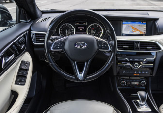 Подержанный автомобиль Infiniti Q30 2017 года (10 фото)