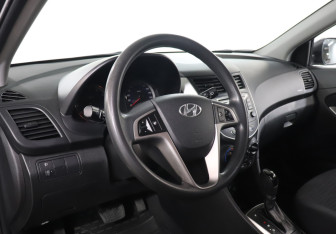 Подержанный автомобиль Hyundai Solaris Hatchback 2015 года (13 фото)