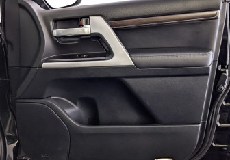Подержанный автомобиль Toyota Land Cruiser Suv 2018 года (25 фото)