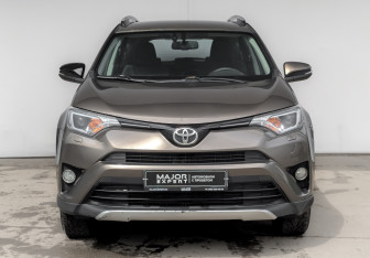 Подержанный автомобиль Toyota RAV4 2016 года (2 фото)