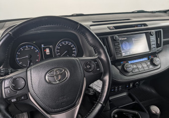 Подержанный автомобиль Toyota RAV4 2017 года (27 фото)