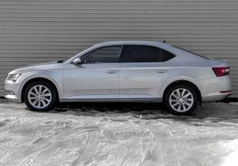 Подержанный автомобиль Skoda Superb Liftback 2018 года (8 фото)
