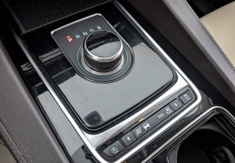 Подержанный автомобиль Jaguar F-Pace 2019 года (21 фото)