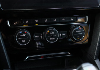 Подержанный автомобиль Volkswagen Passat Wagon 2018 года (21 фото)