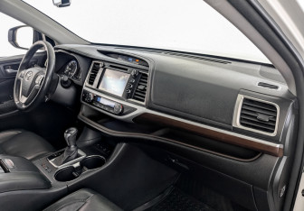 Подержанный автомобиль Toyota Highlander 2015 года (10 фото)