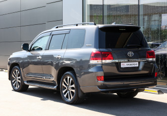 Подержанный автомобиль Toyota Land Cruiser Suv 2019 года (7 фото)