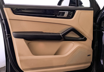 Подержанный автомобиль Porsche Cayenne 2021 года (19 фото)