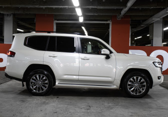 Подержанный автомобиль Toyota Land Cruiser Suv 2022 года (4 фото)