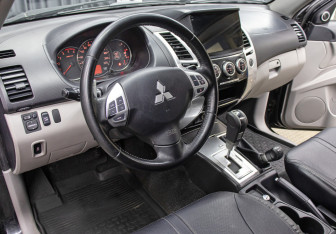 Подержанный автомобиль Mitsubishi Pajero Sport 2014 года (16 фото)