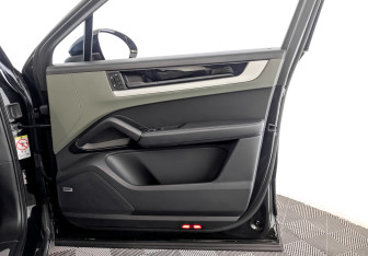 Подержанный автомобиль Porsche Cayenne 2023 года (25 фото)