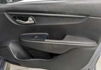 Подержанный автомобиль Kia Rio Sedan 2017 года (18 фото)