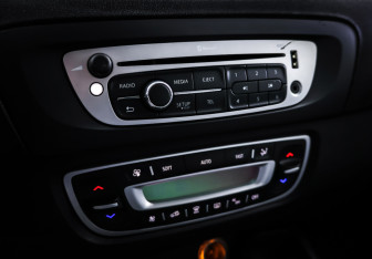 Подержанный автомобиль Renault Scenic 2012 года (19 фото)