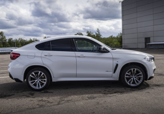 Подержанный автомобиль BMW X6 2017 года (4 фото)