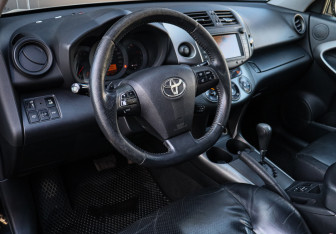 Подержанный автомобиль Toyota RAV4 2010 года (12 фото)