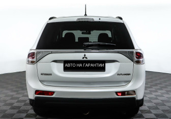 Подержанный автомобиль Mitsubishi Outlander 2013 года (6 фото)