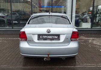 Подержанный автомобиль Volkswagen Polo Sedan 2012 года (7 фото)