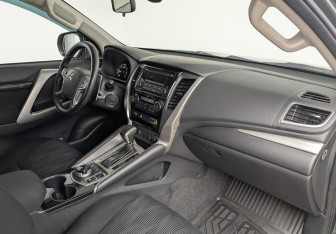 Подержанный автомобиль Mitsubishi Pajero Sport 2018 года (12 фото)