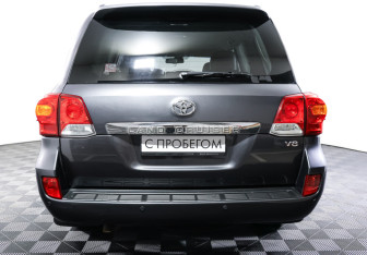 Подержанный автомобиль Toyota Land Cruiser Suv 2014 года (6 фото)