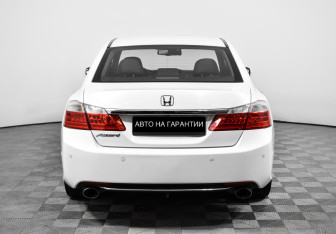 Подержанный автомобиль Honda Accord Sedan 2013 года (6 фото)