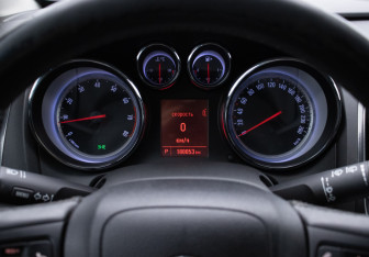 Подержанный автомобиль Opel Astra Hatchback 2012 года (12 фото)