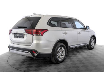 Подержанный автомобиль Mitsubishi Outlander 2018 года (5 фото)