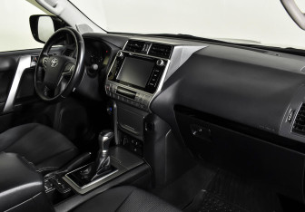 Подержанный автомобиль Toyota Land Cruiser Prado 2019 года (10 фото)