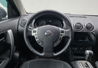 Подержанный автомобиль Nissan Qashqai 2012 года (12 фото)