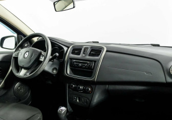 Подержанный автомобиль Renault Sandero 2015 года (5 фото)
