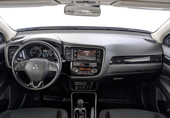 Подержанный автомобиль Mitsubishi Outlander 2019 года (14 фото)