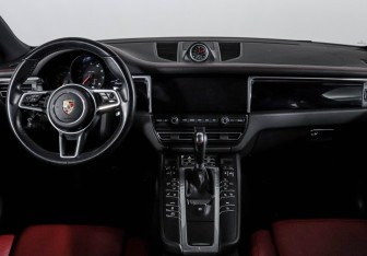 Подержанный автомобиль Porsche Macan 2021 года (12 фото)