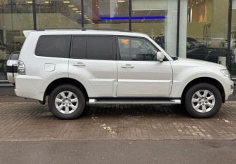 Подержанный автомобиль Mitsubishi Pajero 2014 года (4 фото)