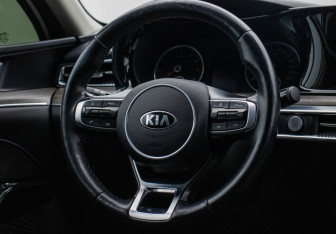 Подержанный автомобиль Kia K5 2021 года (15 фото)