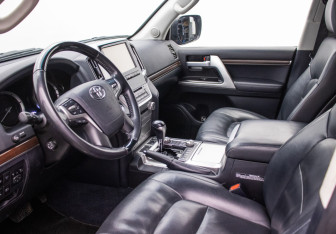 Подержанный автомобиль Toyota Land Cruiser Suv 2017 года (10 фото)