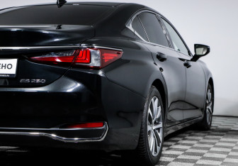 Подержанный автомобиль Lexus ES 2018 года (18 фото)