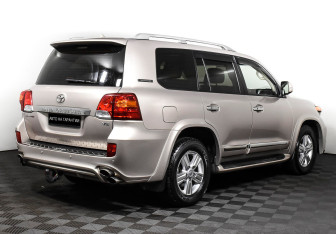 Подержанный автомобиль Toyota Land Cruiser Suv 2015 года (5 фото)
