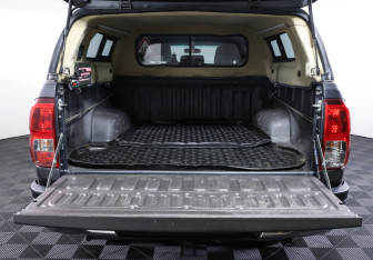 Подержанный автомобиль Toyota Hilux 2015 года (9 фото)