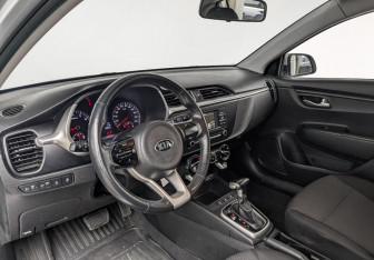 Подержанный автомобиль Kia Rio Hatchback 2021 года (14 фото)