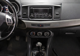 Подержанный автомобиль Mitsubishi Lancer Sedan 2014 года (15 фото)
