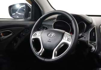 Подержанный автомобиль Hyundai ix35 2010 года (14 фото)