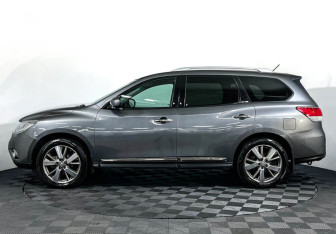 Подержанный автомобиль Nissan Pathfinder 2014 года (8 фото)