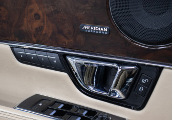 Подержанный автомобиль Jaguar XJ 2013 года (19 фото)