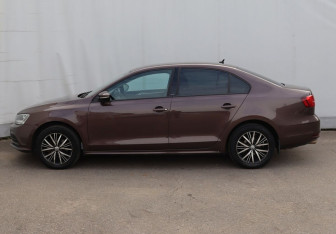 Подержанный автомобиль Volkswagen Jetta Sedan 2016 года (8 фото)