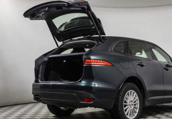 Подержанный автомобиль Jaguar F-Pace 2017 года (19 фото)